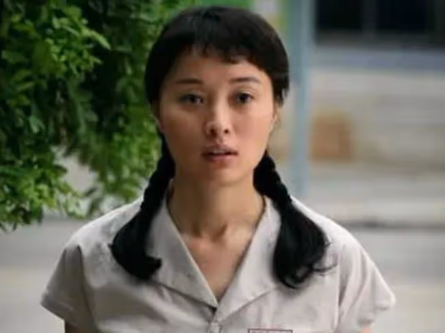 吳越與男友人逛街笑容燦爛,親密摟肩關係好,49歲仍未婚無兒女