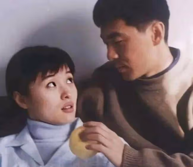吳越與男友人逛街笑容燦爛,親密摟肩關係好,49歲仍未婚無兒女