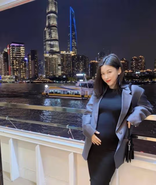 朱珠產後練身材,弓腰露出明顯的小肚子,老公抱兒子當起「監工」