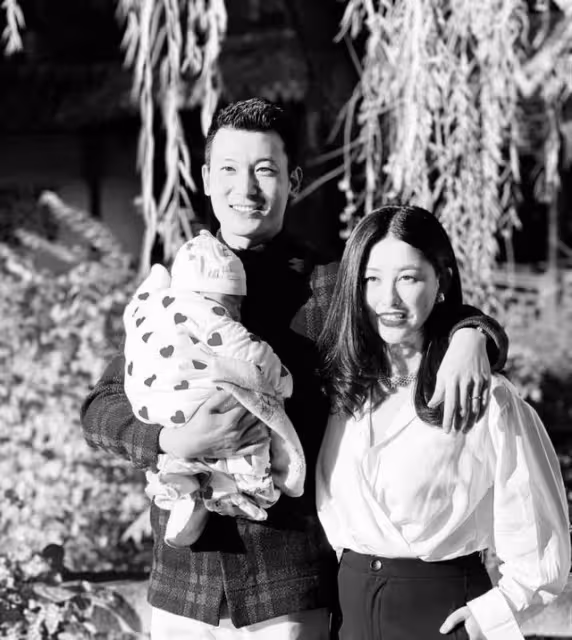 朱珠產後練身材,弓腰露出明顯的小肚子,老公抱兒子當起「監工」
