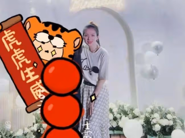章子怡生日會現場似城堡,汪峰傾情獻唱,小蘋果戴閃亮耳環出席