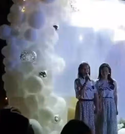 章子怡生日會現場似城堡,汪峰傾情獻唱,小蘋果戴閃亮耳環出席