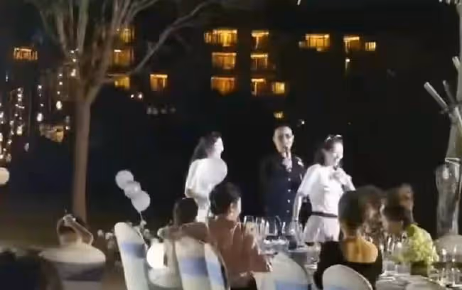 章子怡生日會現場似城堡,汪峰傾情獻唱,小蘋果戴閃亮耳環出席