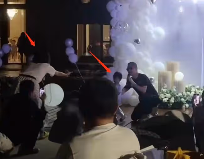 章子怡生日會現場似城堡,汪峰傾情獻唱,小蘋果戴閃亮耳環出席