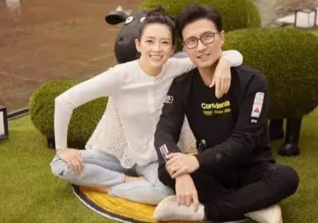 章子怡生日會現場似城堡,汪峰傾情獻唱,小蘋果戴閃亮耳環出席