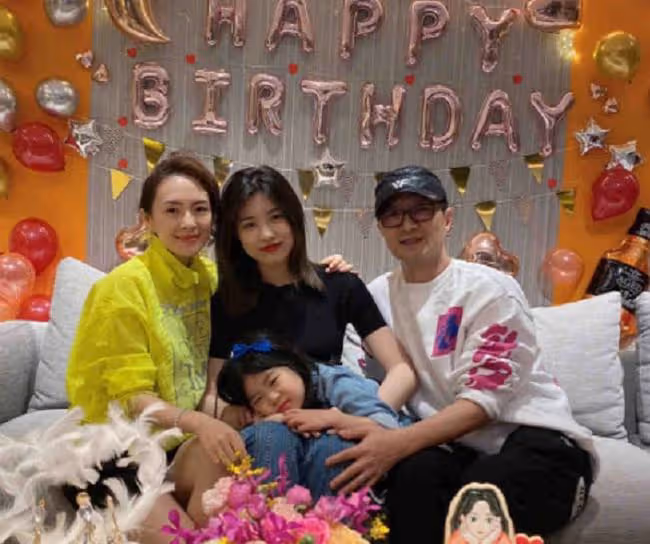 章子怡生日會現場似城堡,汪峰傾情獻唱,小蘋果戴閃亮耳環出席