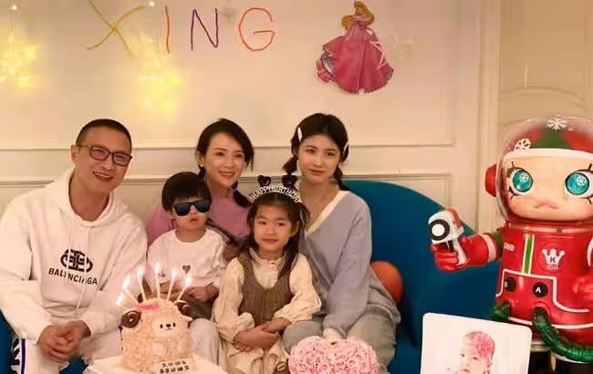 章子怡生日會現場似城堡,汪峰傾情獻唱,小蘋果戴閃亮耳環出席