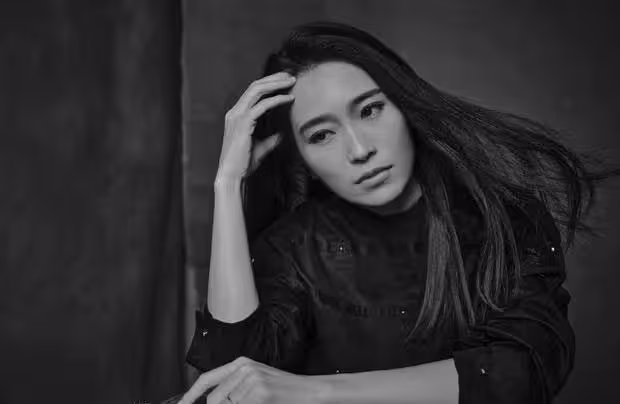 張藝謀與女兒拍大片，皺紋深邃身體引擔憂，父女笑容滿面畫面溫馨