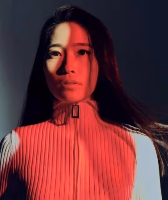 張藝謀與女兒拍大片，皺紋深邃身體引擔憂，父女笑容滿面畫面溫馨
