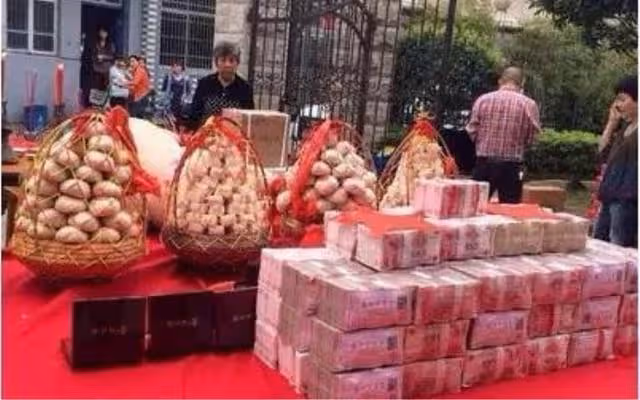 「彩禮還給我」男友默認彩禮帶回，舉債結婚，妻子得知後連夜退婚