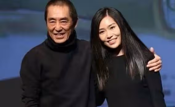 張藝謀與女兒拍大片,皺紋深邃身體引擔憂,父女笑容滿面畫面溫馨