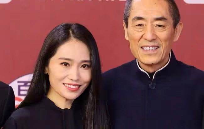 張藝謀與女兒拍大片,皺紋深邃身體引擔憂,父女笑容滿面畫面溫馨