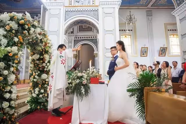 新娘上廁所,回到現場只剩娘家人,母親:女婿讓你和廁所那人結婚