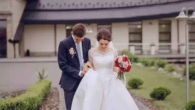 新娘上廁所,回到現場只剩娘家人,母親:女婿讓你和廁所那人結婚