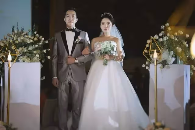 新娘上廁所,回到現場只剩娘家人,母親:女婿讓你和廁所那人結婚