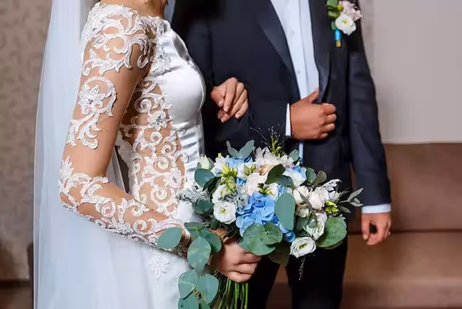 新娘上廁所,回到現場只剩娘家人,母親:女婿讓你和廁所那人結婚