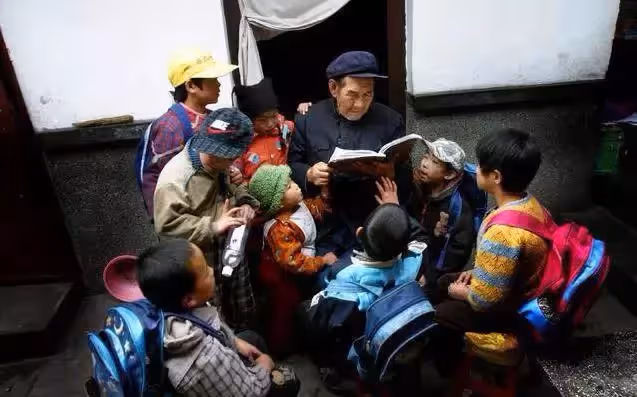 老年夫妻靠撿破爛為生,30年撿回46名嬰兒撫養,稱:「別人不要,我們來養」