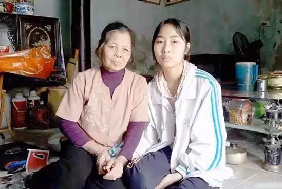 媽媽撇下不滿1歲嬰兒斷聯,貧窮保姆變身養娃16年。網讚:你就是親生母親