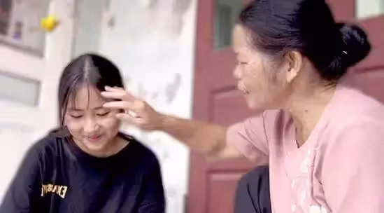 媽媽撇下不滿1歲嬰兒斷聯,貧窮保姆變身養娃16年。網讚:你就是親生母親
