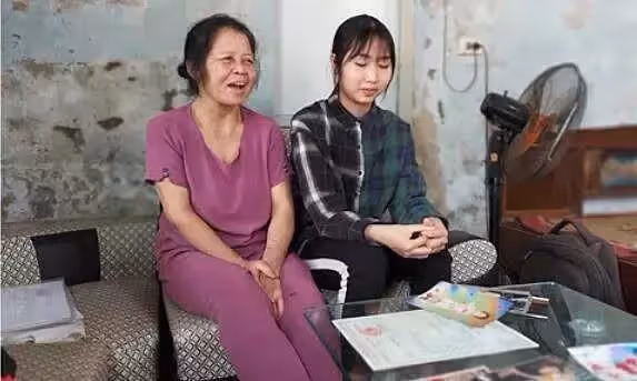媽媽撇下不滿1歲嬰兒斷聯,貧窮保姆變身養娃16年。網讚:你就是親生母親