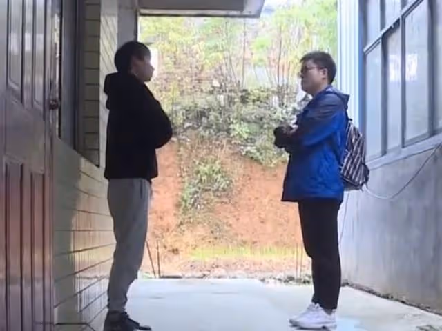 外婆擁有百萬存款，被外孫偷偷挪用買房買車，外婆上門討債反被打