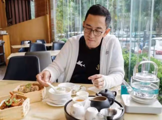 吳啟華自曝已在內地買房,還開了公司,在TVB當男主時月薪才幾千