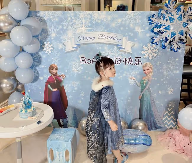 樊少皇為大女兒慶生，四歲飯兜打扮似公主，一家四口高顏值惹人羨