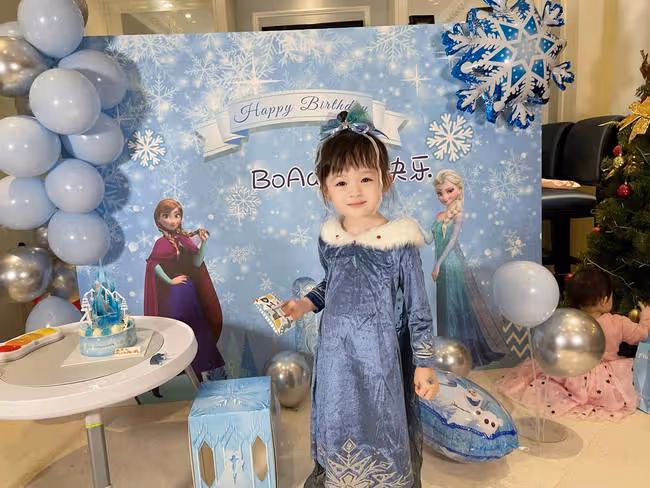 樊少皇為大女兒慶生，四歲飯兜打扮似公主，一家四口高顏值惹人羨