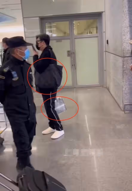 王岳倫帶年輕女孩出遊!貼心提包不懼鏡頭,女方身材火辣一身名牌