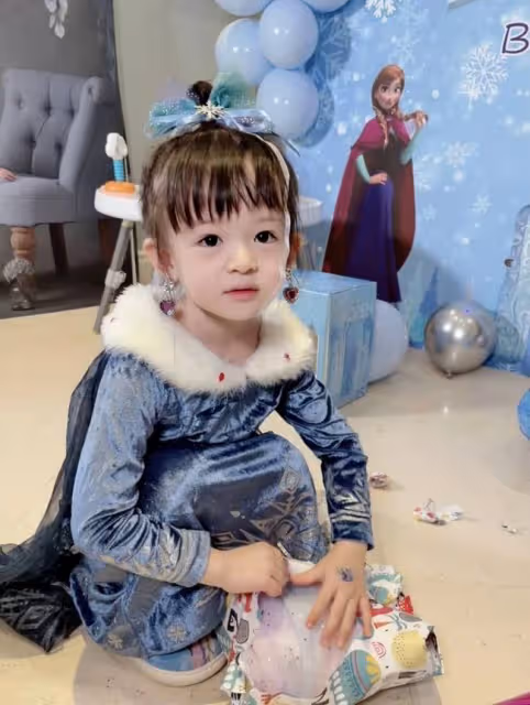 樊少皇為大女兒慶生，四歲飯兜打扮似公主，一家四口高顏值惹人羨