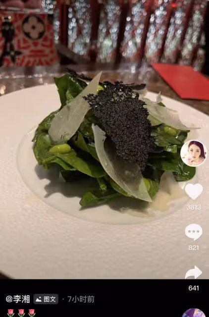 王岳倫帶年輕女孩出遊!貼心提包不懼鏡頭,女方身材火辣一身名牌