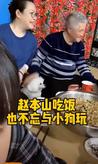 趙本山懶理女徒弟風波,滿頭白髮攜妻子聚會,笑容滿面吃大盆菜