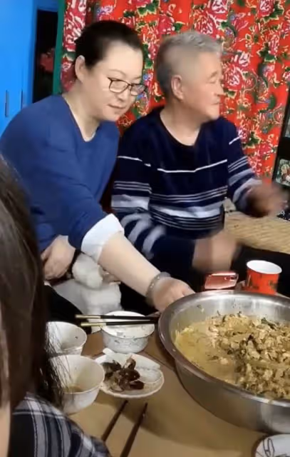趙本山懶理女徒弟風波,滿頭白髮攜妻子聚會,笑容滿面吃大盆菜