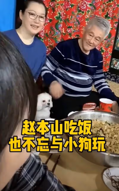 趙本山懶理女徒弟風波,滿頭白髮攜妻子聚會,笑容滿面吃大盆菜