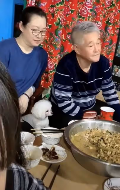 趙本山懶理女徒弟風波,滿頭白髮攜妻子聚會,笑容滿面吃大盆菜
