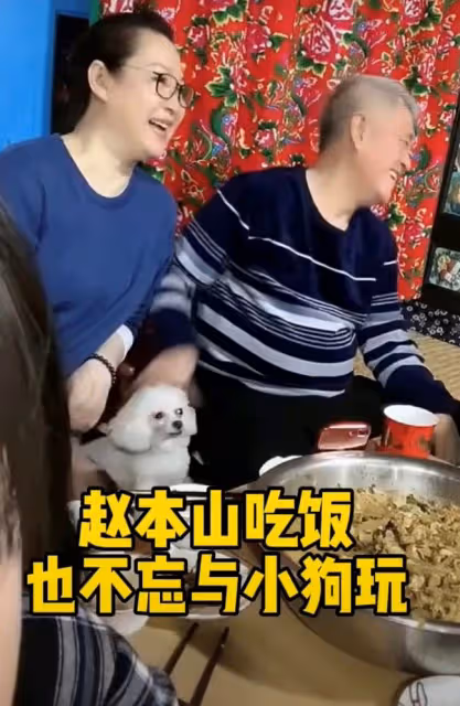 趙本山懶理女徒弟風波,滿頭白髮攜妻子聚會,笑容滿面吃大盆菜
