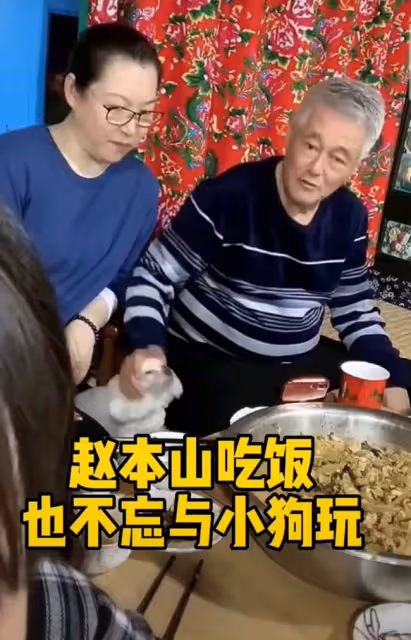 趙本山懶理女徒弟風波,滿頭白髮攜妻子聚會,笑容滿面吃大盆菜