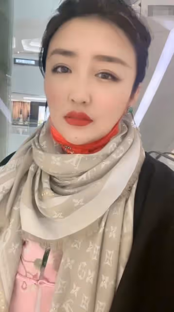 趙本山懶理女徒弟風波，滿頭白髮攜妻子聚會，笑容滿面吃大盆菜