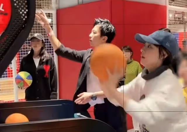 鄧超孫儷高調現身遊戲城，打打鬧鬧如熱戀般甜蜜，引眾人圍觀拍照