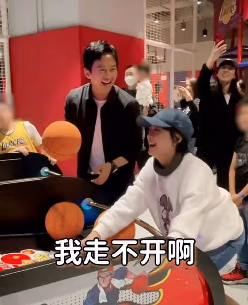 鄧超孫儷高調現身遊戲城，打打鬧鬧如熱戀般甜蜜，引眾人圍觀拍照