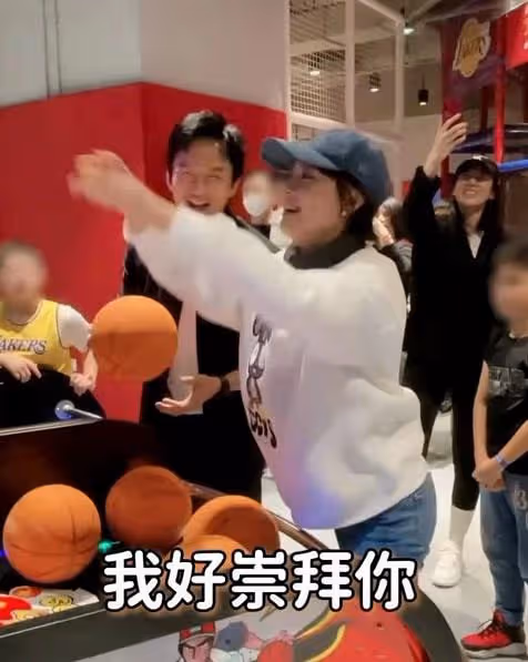 鄧超孫儷高調現身遊戲城，打打鬧鬧如熱戀般甜蜜，引眾人圍觀拍照