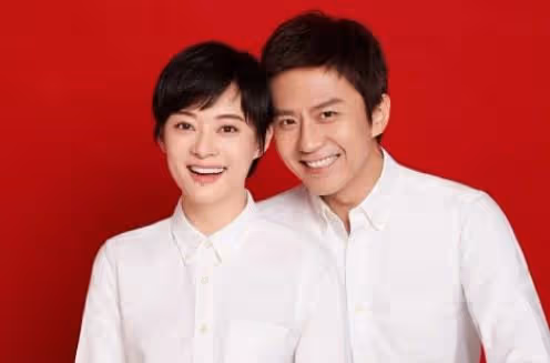 鄧超孫儷高調現身遊戲城，打打鬧鬧如熱戀般甜蜜，引眾人圍觀拍照