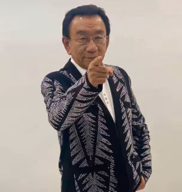 75歲侯耀華現身商演,舉倆話筒為他人當人體支架,抿嘴微笑顯尷尬