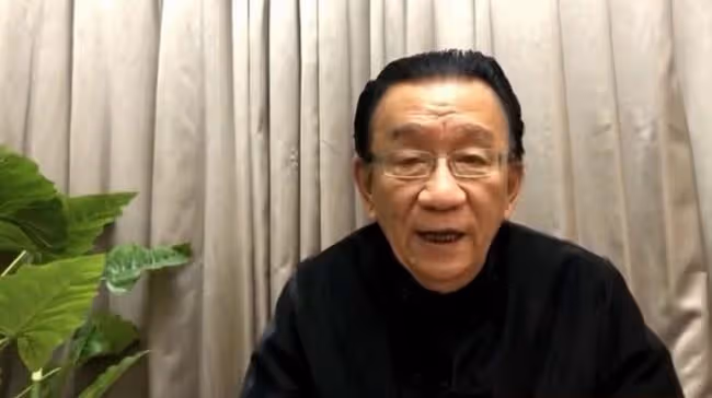 75歲侯耀華現身商演,舉倆話筒為他人當人體支架,抿嘴微笑顯尷尬