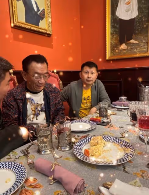 75歲侯耀華現身商演,舉倆話筒為他人當人體支架,抿嘴微笑顯尷尬