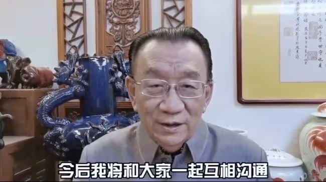 75歲侯耀華現身商演,舉倆話筒為他人當人體支架,抿嘴微笑顯尷尬