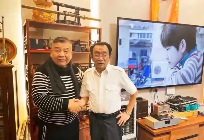 75歲侯耀華現身商演,舉倆話筒為他人當人體支架,抿嘴微笑顯尷尬