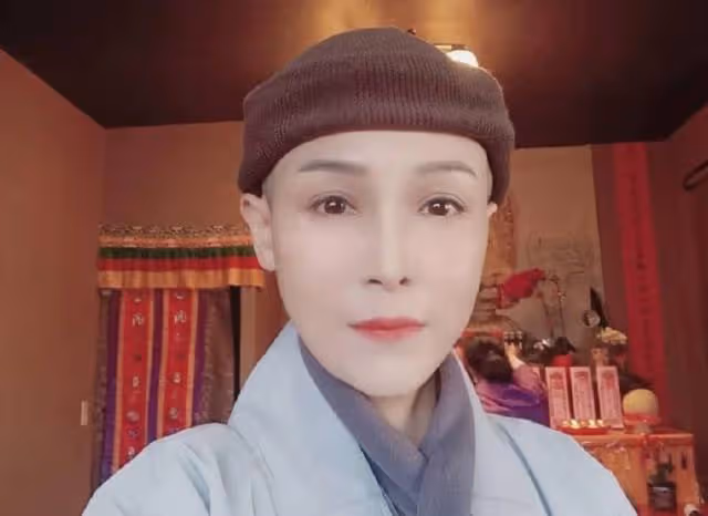 50歲女星削髮為尼！在家人見證下狠心剃光頭，曾未婚生子情路坎坷