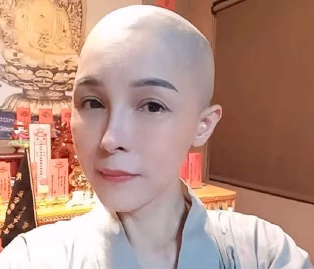 50歲女星削髮為尼！在家人見證下狠心剃光頭，曾未婚生子情路坎坷