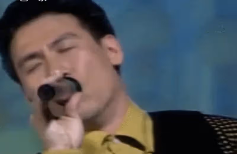 春晚第一美男,被台娛封殺14年,年過60依舊未婚,卻被幾億觀眾懷念至今……